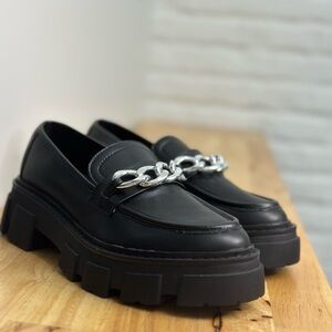 Women’s No Boundaries Loafer. Black size 6.